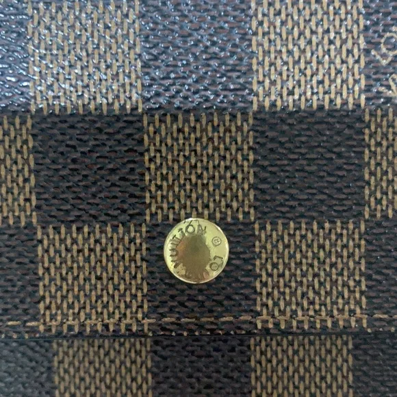 LOUIS VUITTON
Damier Ebene Alexandra Wallet - Picture 5 of 17